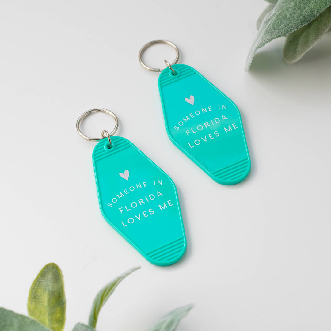 Retro Hotel Keychain - Someone in Florida Loves Me