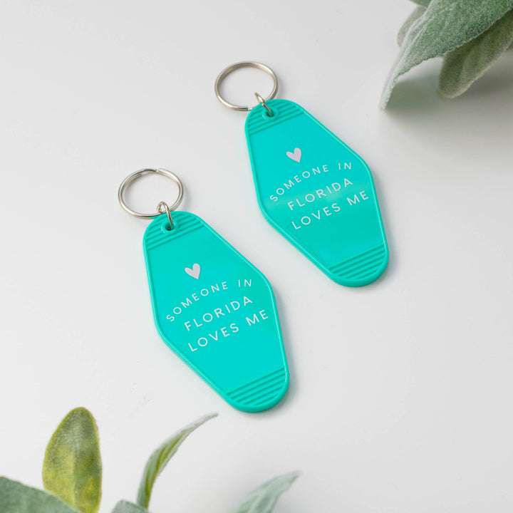 Retro Hotel Keychain - Someone in Florida Loves Me